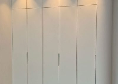 Vestidor blanco en curva