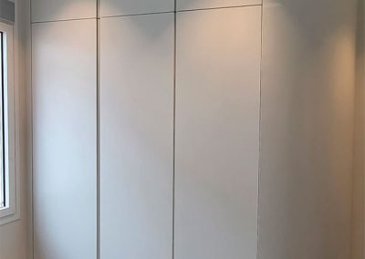 Vestidor blanco en curva