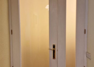 Puerta interior blanca con cristalera